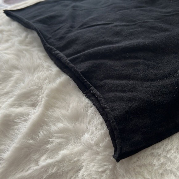 COMME DES GARÇONS PLAY Black Heart Patch Cropped T-Shirt in Black - Picture 7 of 7